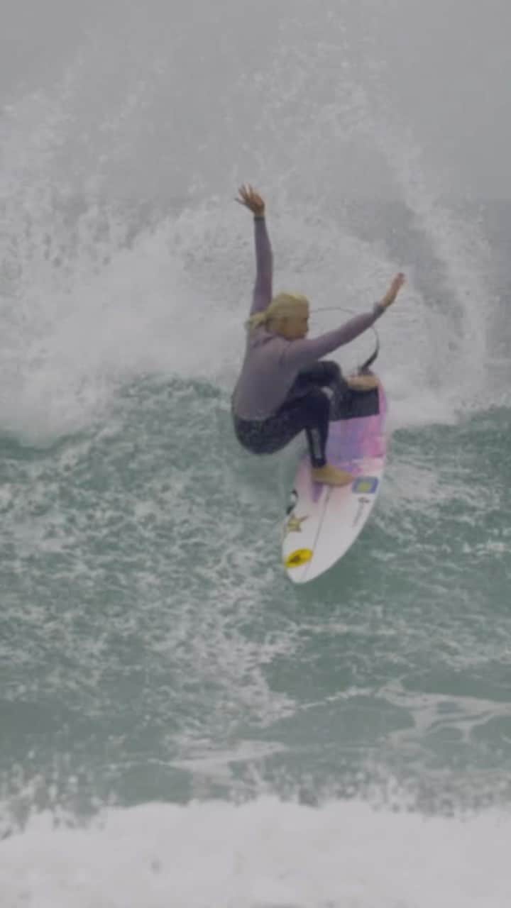 タティアナ・ウェストン・ウェブのインスタグラム：「a day in Peniche 🫶🏻🇵🇹 @rockstarenergy // by: @andrecallado」