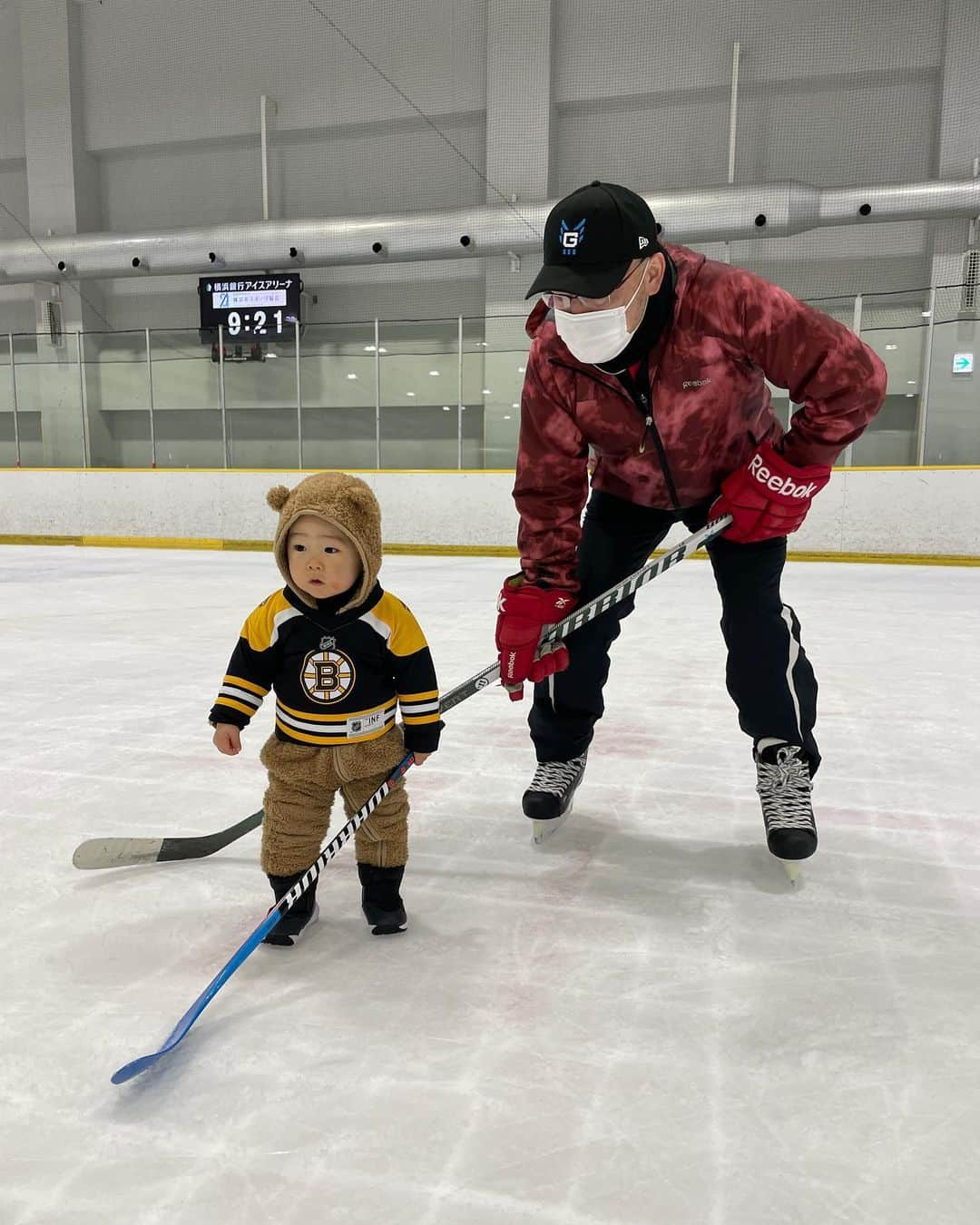 菊池沙都さんのインスタグラム写真 - (菊池沙都Instagram)「初めて氷上で歩いた記念🧸💙  #アイスホッケー#icehockey #スケート#skate #笑空記録 #wakuwakudays」3月9日 7時43分 - satochin30