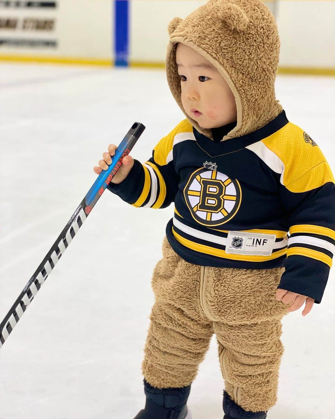 菊池沙都のインスタグラム：「初めて氷上で歩いた記念🧸💙  #アイスホッケー#icehockey #スケート#skate #笑空記録 #wakuwakudays」