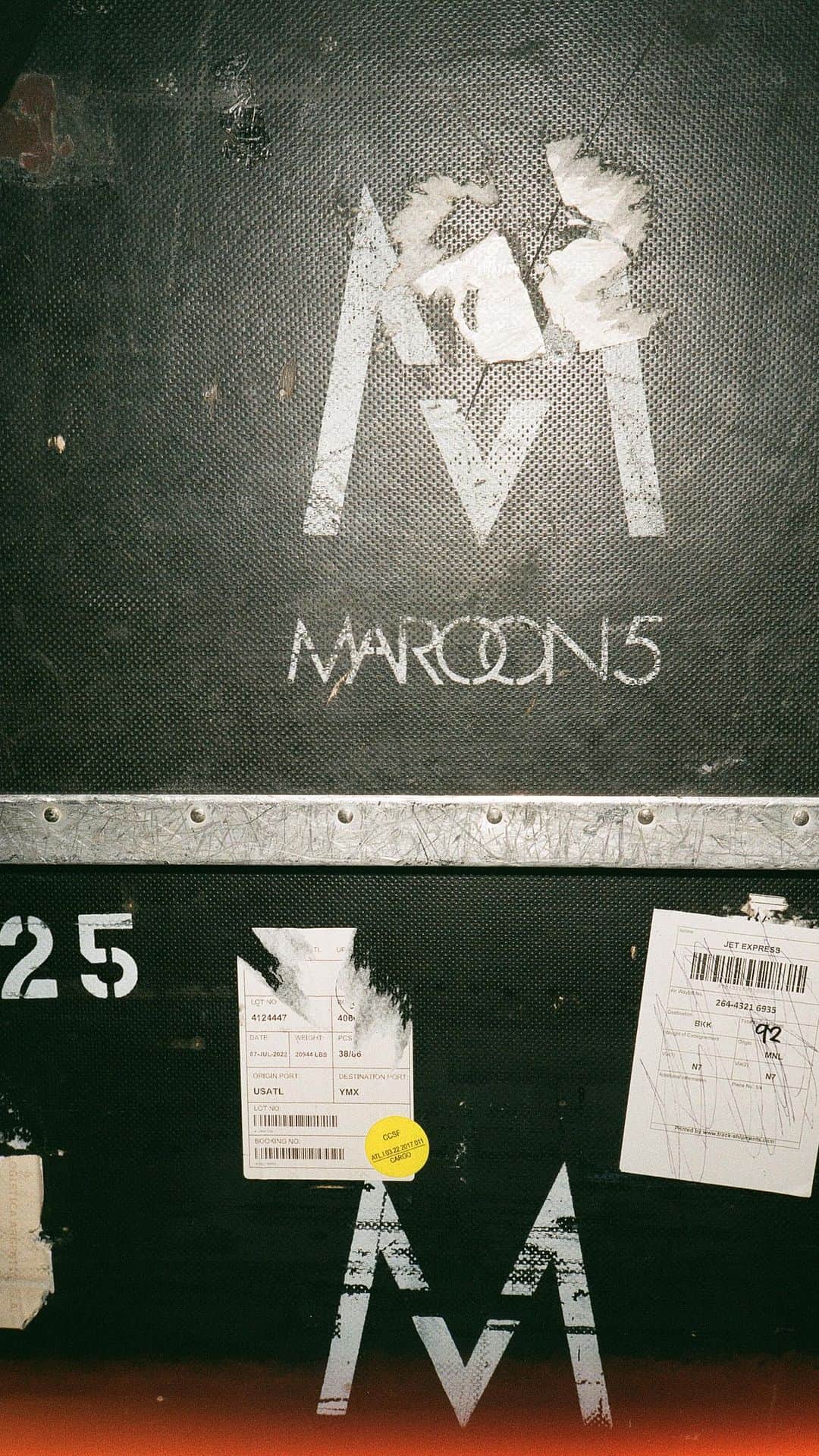アダム・レヴィーンのインスタグラム：「16 days until #M5LV - THE RESIDENCY begins! 🚨🔉 @parkmgm @livenation 🕺🛸💃」