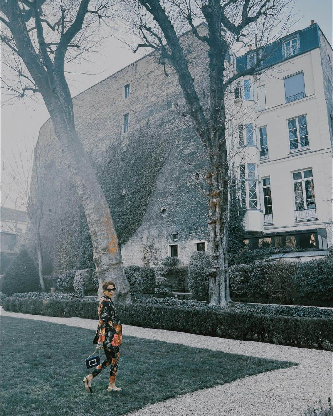 カーラ・ソウザさんのインスタグラム写真 - (カーラ・ソウザInstagram)「Karla in Paris 🖤」3月9日 7時46分 - karlasouza