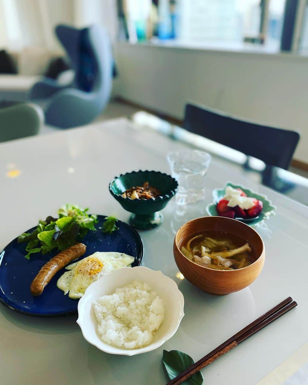 大草直子さんのインスタグラム写真 - (大草直子Instagram)「おはようございます☀昨日、無事にニューヨーク🗽から戻りました。14時間のフライト中、何をしていたかは、AMARC RADIO STATIONを聴いてね😁  昨日の夜は食べず、お酒を飲まず寝ました😪時差もあって今朝は５時に起床。  スーツケースのアンパック 洗濯 朝食作り 食べて  いま😎  今夜は20時半から @naokookusa_styling で インスタライブを✨ @pellico_japan の新作👡👠🥿をご紹介します。私も楽しみ❣️  伊勢丹新宿からお届けしますので、是非見てね💫💫  今日も素晴らしい日に！ @amarc_official  @naokookusa_styling  @pellico_japan  #ただいまamarcstoreで #ジャガードスカート発売中 #前回の黒に続き #春にぴったりの #シャンパーニュ色 #今日のライブで着ようかな #どんな色との靴とも #合いそうだし」3月9日 8時00分 - naokookusa