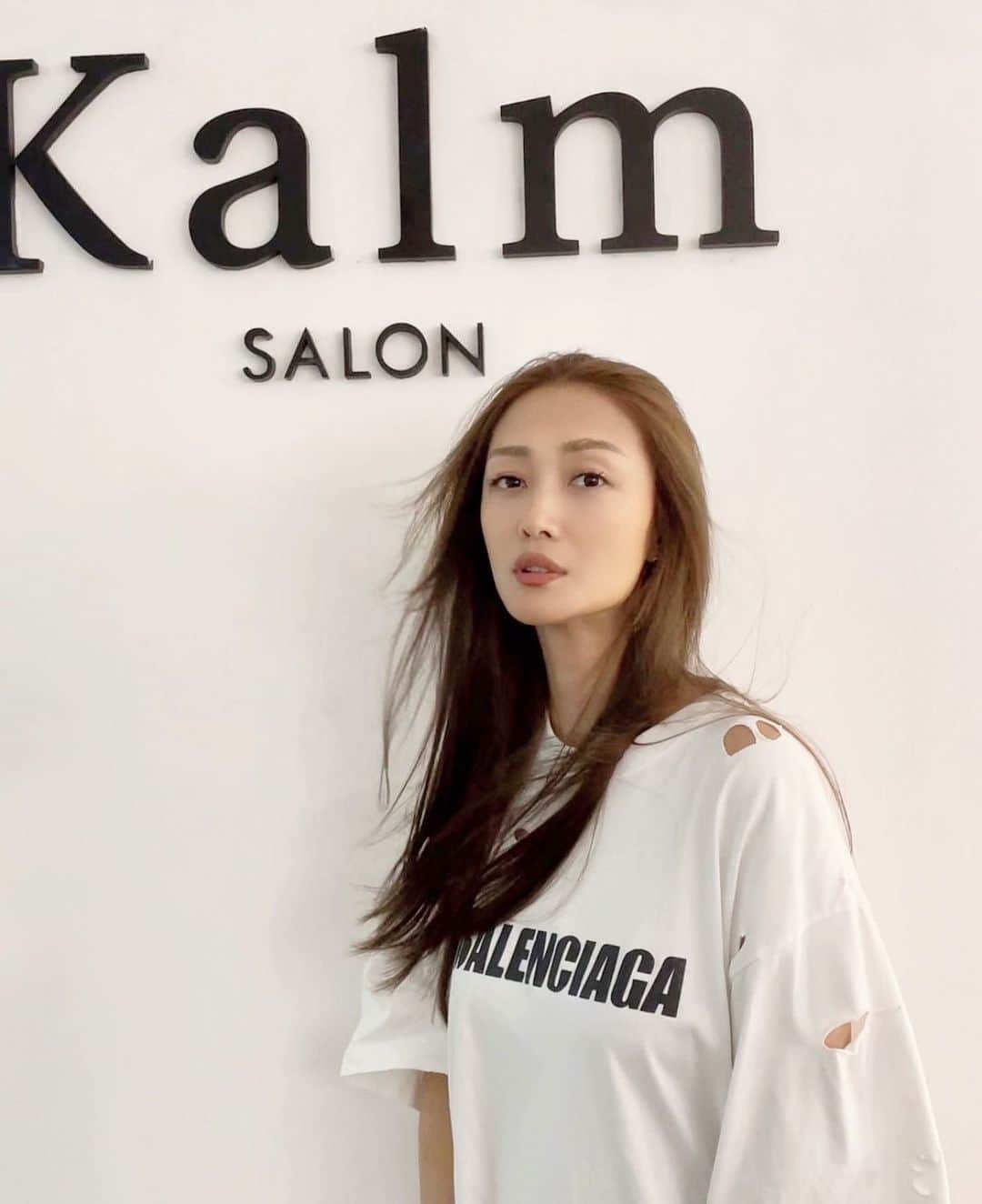 小林明実のインスタグラム：「信用し続けている @kalmsalon_singapore  カラーリング、カット トリートメントが 本当に好きだなぁ〜  @tomoishikura  女の人を綺麗に仕上げて くれる✨  #singapore  #美容室」