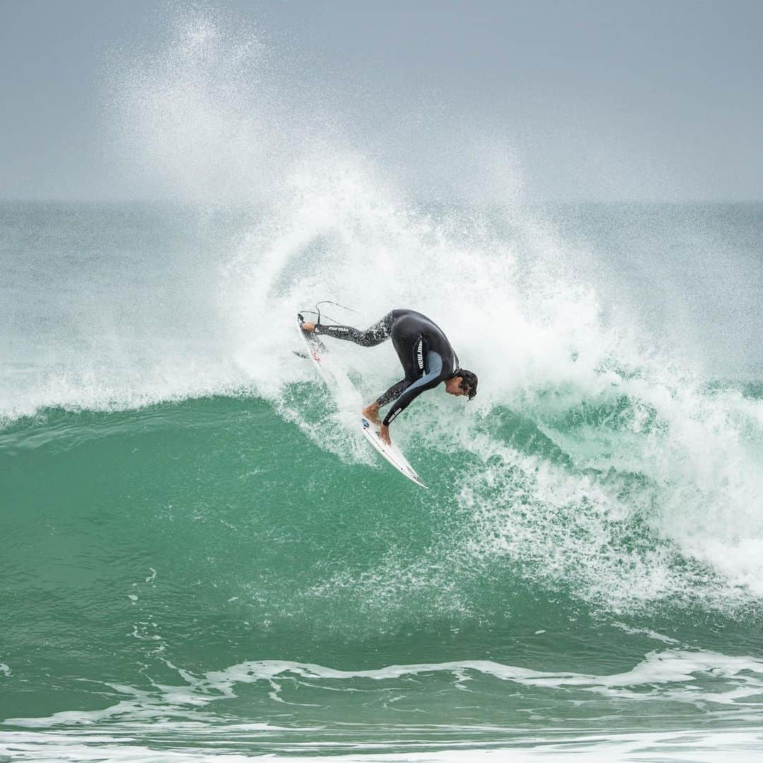 ミグエル・プッポさんのインスタグラム写真 - (ミグエル・プッポInstagram)「Day OFF por aqui no #MeoProPortugal . Mas a valinha de corrente segue ON 😂🙌🏽🇵🇹  📸 @jv.fotos_」3月9日 8時15分 - miguelpuposurf