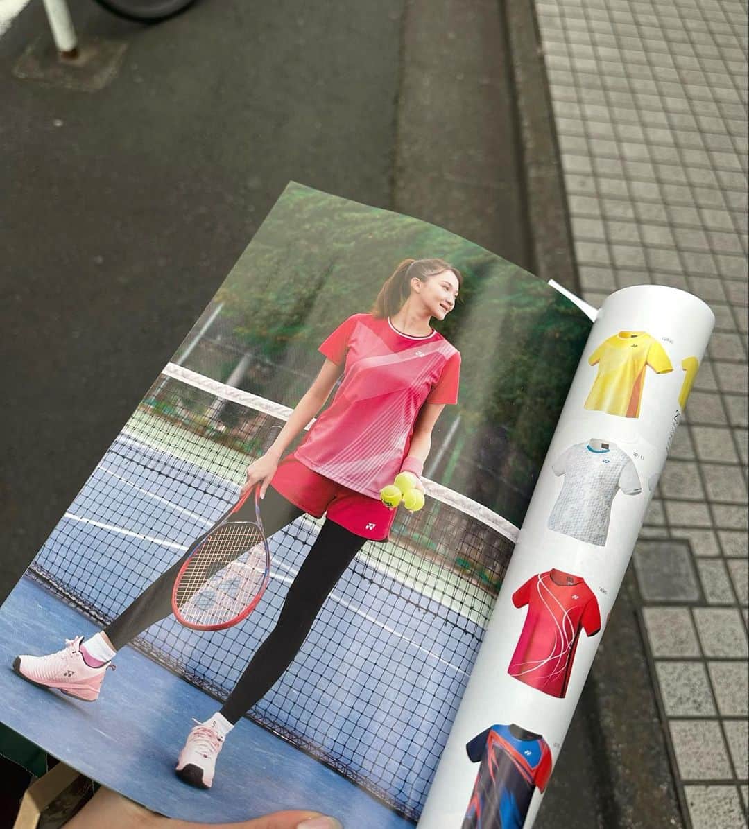 濱崎ナディヤさんのインスタグラム写真 - (濱崎ナディヤInstagram)「中学生の時これを見て部活のみんなとユニフォーム選んでたなー。 自分をみて選ぶ子たちがいると思うと感激！ 感謝です🙏 #yonex #tennis」3月8日 23時34分 - ofnadiya