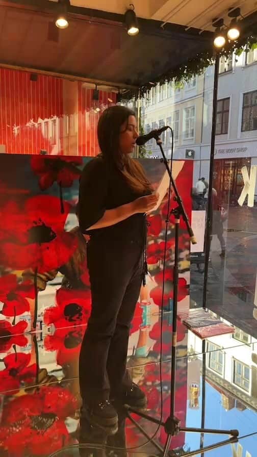 マッツノーガードのインスタグラム：「@melaniekitti performing spoken word ❤️」