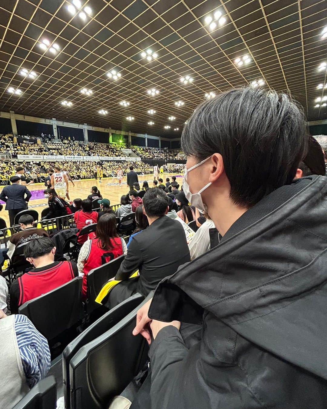 奥谷知弘さんのインスタグラム写真 - (奥谷知弘Instagram)「. . . サンロッカーズ渋谷vs富山グラウジーズ 後輩の応援に。  いや〜終盤手に汗握る展開で面白かった。 やっぱりバスケは最高‼️ Nice game‼️  #サンロッカーズ渋谷 #富山グラウジーズ #Bリーグ」3月8日 23時31分 - chihiro_okutani_candyboy