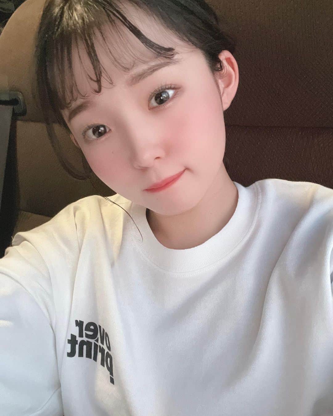 花咲ひよりのインスタグラム：「・　　 　　 　　 撮影終わりのはなさん！　　 　　 いつもと髪型もメイクも違うからちょっと変な感じ、笑　 　　 　　 　　 動画はマネさんが撮ってくれたよ！ テーマはデートらしい笑　　 　　 　　 　　 　　  #アイドル #アイドル衣装 #アイドル前髪 #アイドルヘア #アイドルメイク #黒髪 #黒髪ボブ #黒髪ミディアム #黒髪女子 #ぼぶ#ボブ #ボブアレンジ  #前髪アレンジ #前髪パーマ #ヘアアレンジ #メイク #撮影 #グラビア」