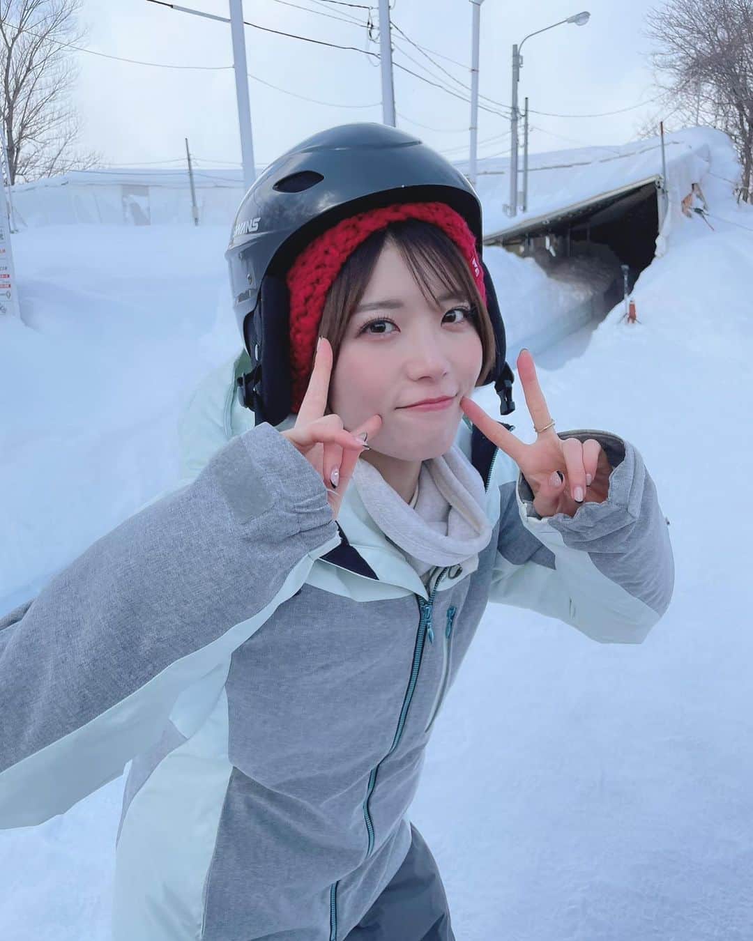 羽柴なつみのインスタグラム：「この後恐ろしい経験するとは思ってない人の顔。 ロケでヘルメット被りがち⛑  この後 #真夜中のイイね よろしく〜」