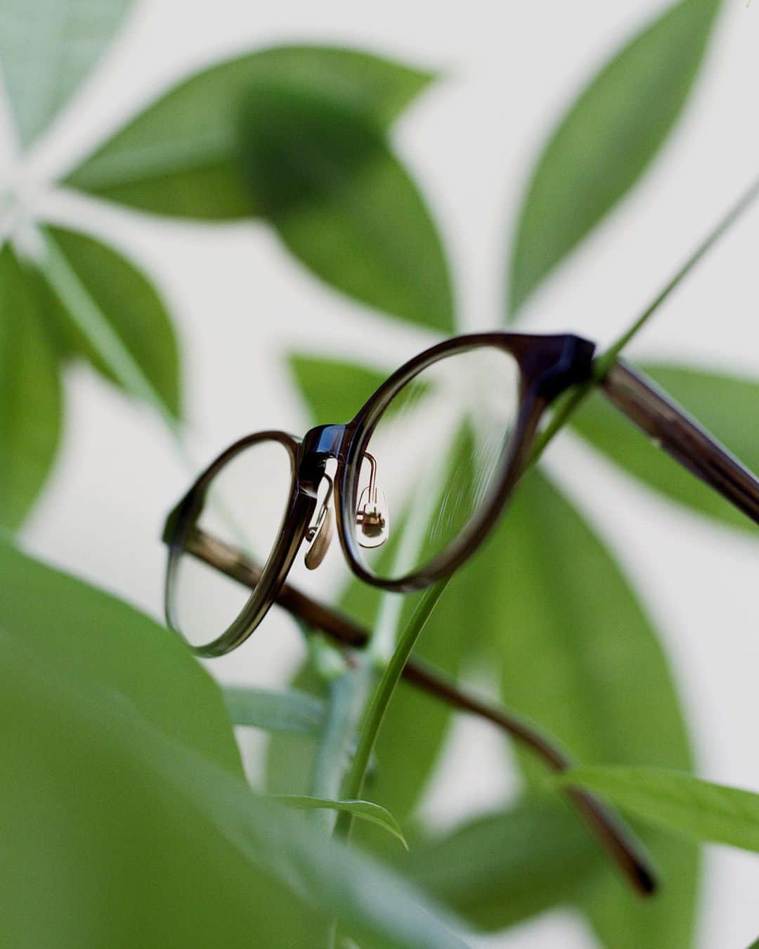 JINSのインスタグラム：「JINS SABAE: Made in Japan Series. Now available in-store & online.  Our Made in Japan frames are expertly crafted in the city of Sabae, which is known for its long history of eyewear production. Over 200 steps going into making our Sabae frames. Specialists oversee each process to ensure extreme precision. Each Sabae frame is hand-finished by a polishing craftsman to bring out a high-quality luster.   Shot on location by @jack.bool」
