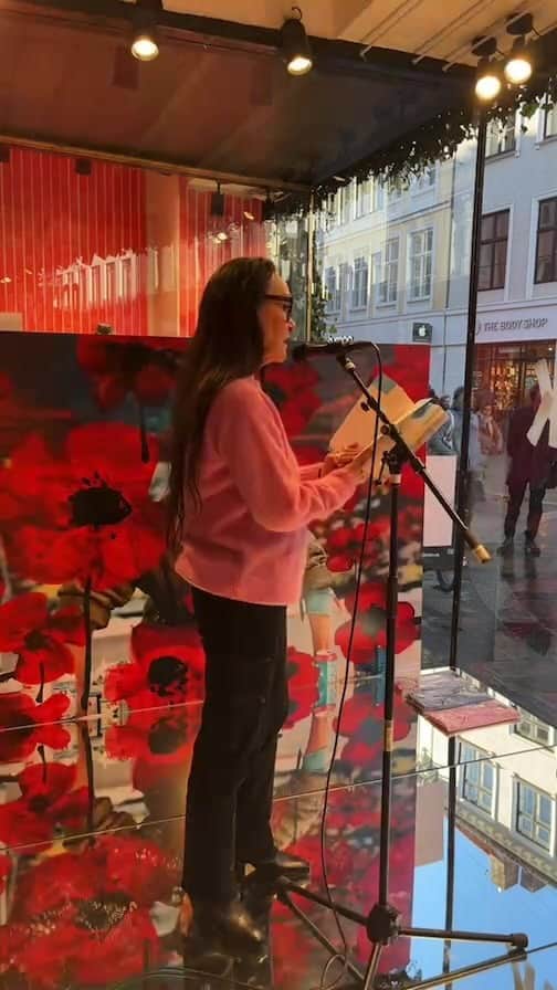 マッツノーガードのインスタグラム：「@kleemannjessie performing spoken word❤️」
