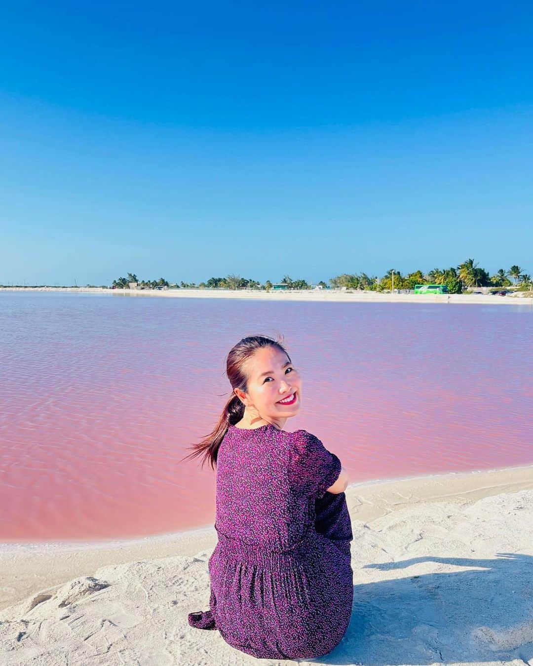 渋佐和佳奈さんのインスタグラム写真 - (渋佐和佳奈Instagram)「【#Cancún 旅行⑩✈️🇲🇽】  人気スポット「#ピンクレイク」へ。 カンクンから車で3時間半ほどにある #ラスコロラダス という小さな港町にあります。  プランクトンにより ピンク色になるとのことでしたが、 想像以上にピンクで驚きました💗！  乾季(11月〜4月頃)が見頃とのこと✨ このピンクと青空のコントラストが 見られてよかった😊❣️  #アメリカ #アメリカ在住 #アメリカ暮らし #シカゴ在住 #メキシコ　#Mexico #Cancún #リゾート #ピンクレイク #ピンクラグーン #pinklakemexico #旅行 #海外旅行 #旅 #trip #travel  #usa🇺🇸 #アナウンサー  #リポーター #シカゴ在住アナウンサー #announcer #reporter #wakanashibusa」3月9日 0時04分 - shibusa_wakana