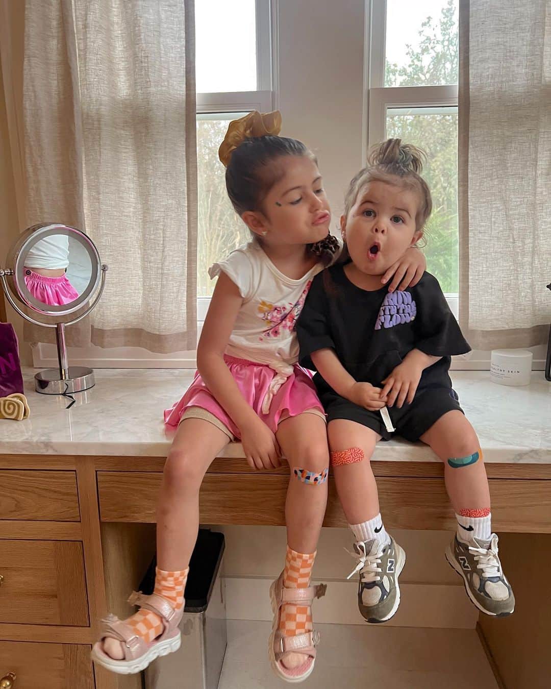 Sazan Hendrixさんのインスタグラム写真 - (Sazan HendrixInstagram)「Happy Wednesday from two goobers 💕 a whole mood and a half. We’ve officially entered the phase of them being inseparable and non-stop playing together. YAY! I wonder what vibe baby brother will bring into the mix. We’ll find out in 3 months!!! 🤩 #myloves #joysoflife」3月9日 0時07分 - sazan