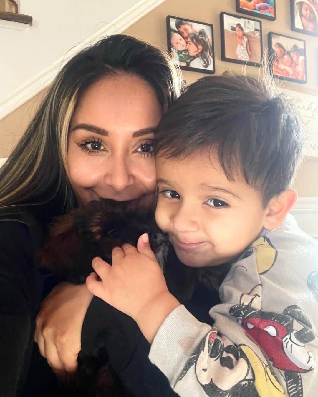 ニコール・ ポリッツィのインスタグラム：「Mommy life is the best life! #blessedmawma #dogmawma」