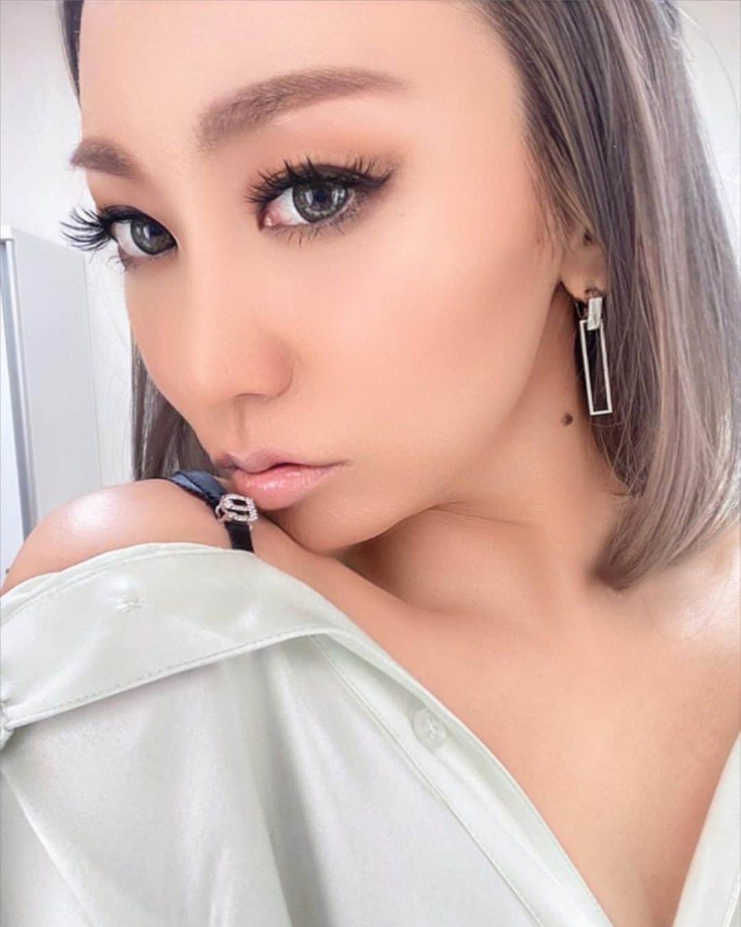 倖田來未のインスタグラム：「. TOKIOカケル初登場！！！ どーでしたかー？？？ しっかり、TOKIOの皆さんとお話しするのが初だったのですが、色々な番組で、カメラの回ってない裏側でお会いするときに、昔からほんっっっとに、皆さん私なんかに優しくしてくださっていたんですよ。 ⁡ 廊下ですれ違う時、スタンバイしている時、緊張している私に話しかけてくださるという、私にとっては皆さんがいらっしゃると緊張が和らぐ、勝手に大好きなアーティストさんでした。笑笑 ⁡ なので、とっても話しやすく、あっという間の時間でした！！！！ ⁡ オンエアが、いま、ツアー初日に向けてリハーサルを大阪でしているため、まだ見れてないのですが東京帰ったら録画見ます！ ⁡ みんな楽しんでいただけましたら幸いです！！！  そして！！ Trust・lastが、iTunes StoreのJ-Popラインキングシングル部門で1位、オリコンデイリーデジタルシングルランキング1位を共にいただきました！ 深夜1時にリハーサル終わって、疲れているはずが、、嬉しいニュースに疲れが飛びました😭ありがとうございます！ ⁡ #TOKIOカケル #フジテレビ #kodakumi #倖田來未」