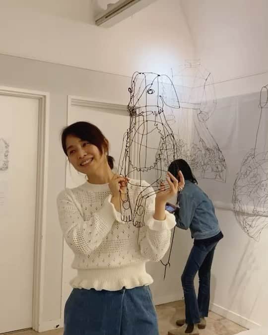 石田ゆり子のインスタグラム：「チズさん @chizu_kobayashi の 2回目の東京での個展の プレビュー行ってまいりました。 はぁ…とにかくですね チズさんから生み出される この、なんともいえない、 素晴らしい線‼️ ワイヤーアートって 空間に立体を描くことのできる 魔法のような芸術。 チズさんの線はとにかく 気持ちがいいのです。 澄んだ空気を吸い込んだような 気持ちになるのです。 そして、どうしても私は 動物を見ると肩に乗せたくなるのです。 あ、これは許可を得て 担がせていただいております😭🙏🏻 明日から四日間、(明日は完全予約制だそうです) くわしくは @palejute にて😊👏🏻 素晴らしい時間でした …👏🏻👏🏻👏🏻」