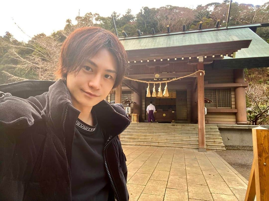 小澤亮太のインスタグラム：「お参り⛩  清らか✨ 　 地元にあるんだけど、日本三大金運神社って言われてるのは知らなかったです✨  ご利益ありますように🙏  #安房神社」