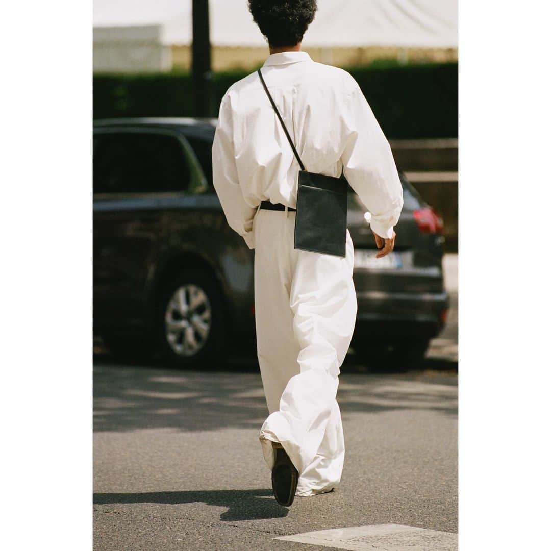 THE ROWさんのインスタグラム写真 - (THE ROWInstagram)「Spring 2023 Womenswear and Menswear Collections  Now Available on www.therow.com」3月9日 0時53分 - therow