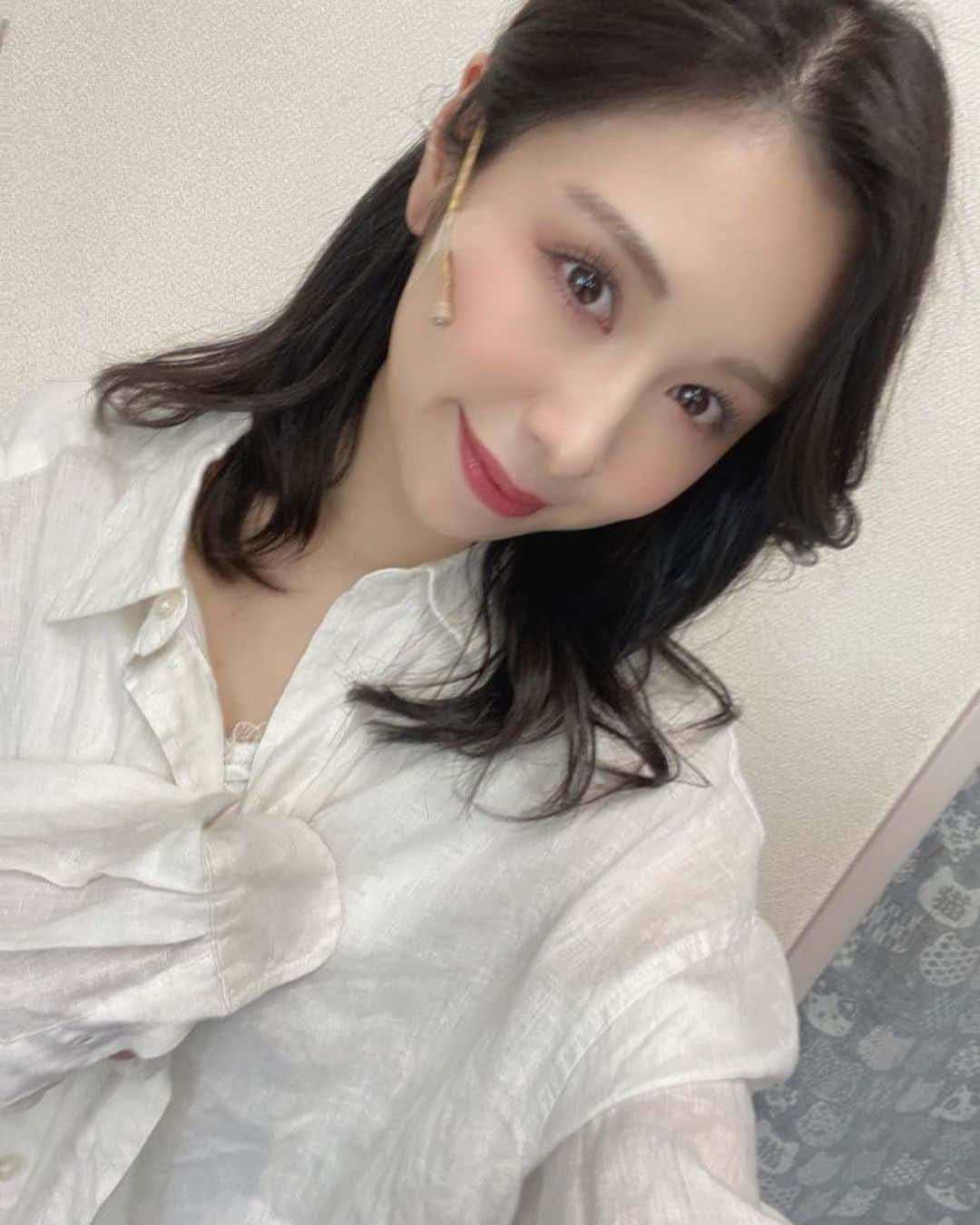 宮下舞花のインスタグラム：「日付変わり3月9日になりました。 遂に『 #東京ミュージカル 』 星組初日、開幕です⭐️🗼  1幕　戦前から戦後の東京 2幕　現代〜未来の東京  人は時代と生きてゆく。 この作品の中には沢山の『愛』『絶望と希望』が溢れています。  1幕で演じる　染谷茜 大好きなジャズを歌いたい。 赤い服が着たい。 愛する人と側に居たい。 私達が今当たり前にできていることが制限されていた戦時中。 茜と生きていると、もちろんとても苦しいことも多いけど、煌めいた瞬間がより幸せにも感じていて。 願い信じること、愛する強さはなんて尊いのだろうと…日々茜に励まされています。 彼女と共に、生き抜きます。何があっても。  2幕で演じる伊藤はるか 現代の東京で、子供の頃から夢に見ていた歌手になったはるか。 日々生きている中で、見逃しがちな幸せ。 1幕を通してご覧いただくとより大切に感じていただけるはず。 だからなんだろう、宮下自身2幕になるとあ〜幸せだぁって沢山感じる。 はるかと共に、喜びを身体いっぱい浴びています。 叶わなかったことが叶ってゆく。 真っ直ぐに夢をみて良いって幸せだ。  どの時代も共通して言える、 誰もが願っている『平和』を、 1幕、2幕 違った時代を通して表現します。  全38曲 素晴らしい言葉達と楽曲達で紡ぐ、私たちの生きてる証。明日が煌めくように願いながら懸命に届けます。ハマナカ先生の想い、届けたいメッセージ。石渡さんの創られる繊細で美しい楽曲達。1幕2幕での共通性のある言葉やリフレインは本当に聴き逃せません♡  今回色んな姿の宮下を 茜/はるかを通してお届けさせていただいています。 お衣装も可愛いワンピース、お着物、もんぺ、華やかなドレス…etc  絶望の中で感じること 希望の中で感じること  楽曲のジャンルや、お衣装や、メイクなど全てに皆さんこだわってお届けしているのでそういった部分も楽しんでいただけたら嬉しいです。  『#東京ミュージカル』 是非出逢っていただきたい。 この作品に触れて、 今をより大切にしたいと思えたからこそ…今この作品を皆さんに届けたいです。 観ていただいたら絶対に届くんだ。 だからどうか、劇場へ足を運んでいただけたら嬉しいです。  光が丘IMAホールにてお待ちしております♡ 宮下出演　星組スケジュール  🎟カンフェティにて２日前まで宮下扱いご購入いただけます。 🎟当日券有（宮下舞花見に来ました！をお伝え願います🙇‍♀️）  3/9  13:00 3/10 18:30 3/11  17:30 3/12  11:30 千秋楽残席本当に僅かです！ （当日券出ない可能性有なので、カンフェティでのご購入をお勧めします！）  初日を迎えられること。 主演を任させていただけること。 本当に感謝しかありません。 ここまでこれて…幸せだ。 1人じゃ何もできない私が、こうして夢を叶えることができるんだ。  出逢ってくださった全ての皆様にありがとう。ありがとうでいっぱい。 では行ってきます！！  染谷茜/伊藤はるか   （写真は2幕、どこかの伊藤はるかちゃん） （大好きな姉、成美/かえでのりかと♡） （ロビーにいた星組の皆さん♡大好きな歌唱指導の麻美子先生♡）」