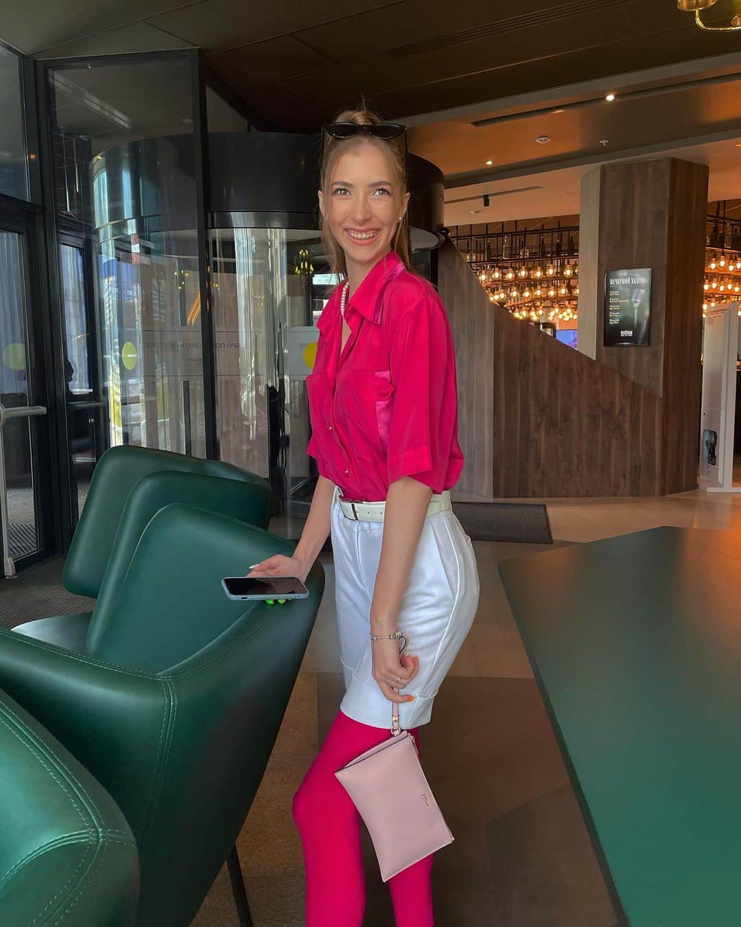 Veronika Rudychevaのインスタグラム：「С праздником🌷 дорогие дамы💗」