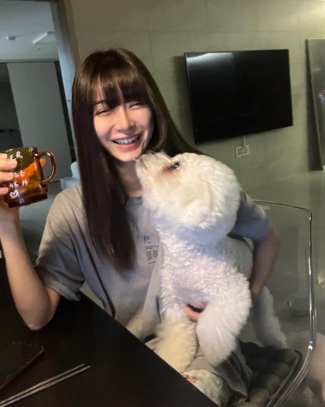 キム・ボラムのインスタグラム：「앞머리 ㅎㅇㅎㅇ 셀프커트 저질러 버렸어요…. 😙」
