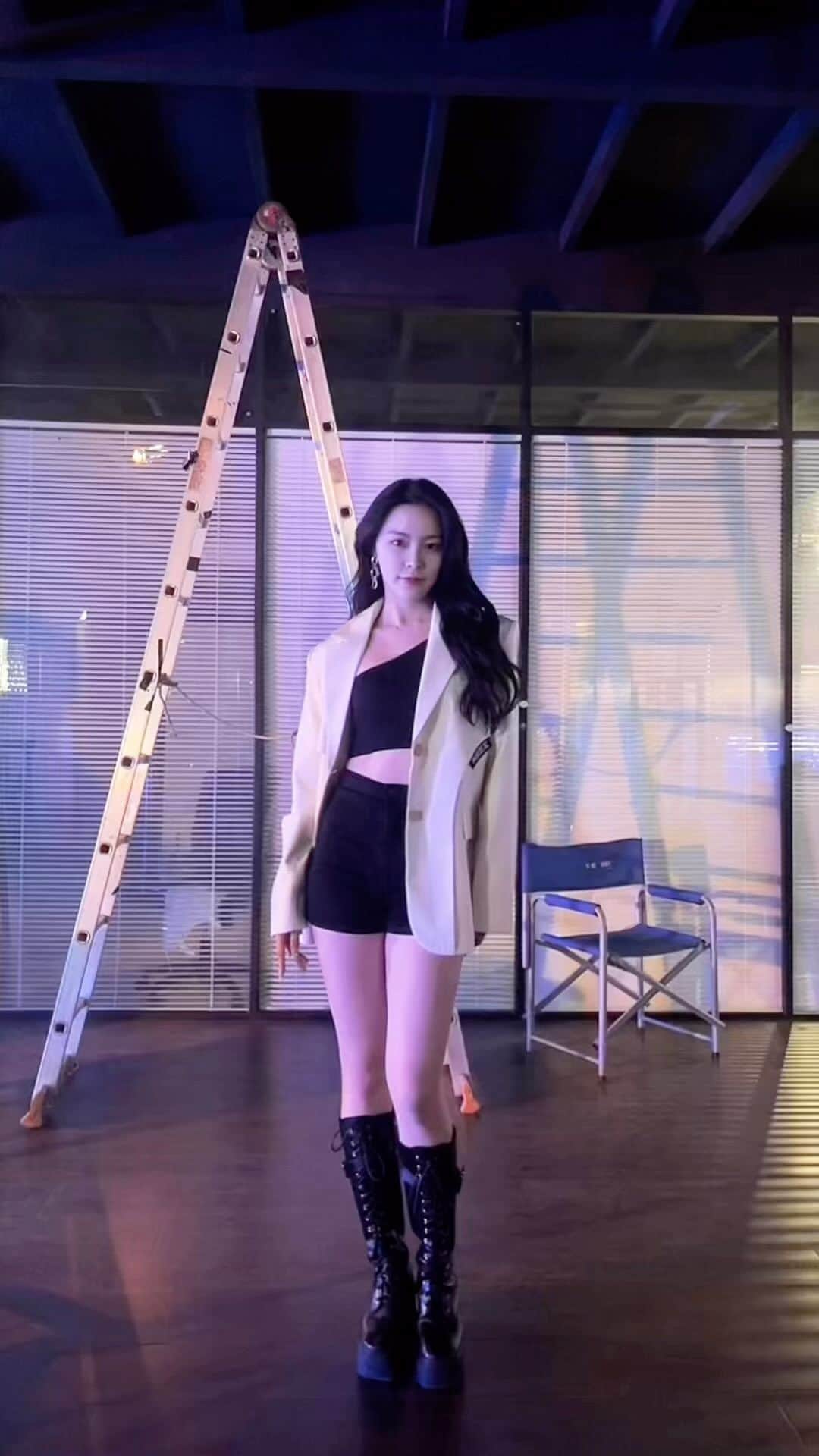 エルキーのインスタグラム：「Pretty girls walk like…」