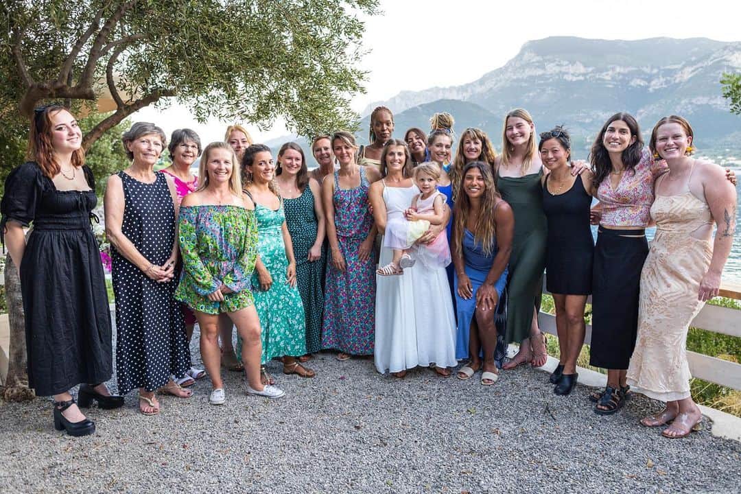 シャーロット・デュリフのインスタグラム：「Happy #internationalwomensday to the amazing women in my life 🥰 and to all the women out there 💪🏼!   Photo by @jonglassberg of all the ladies at my wedding party last fall 😍」