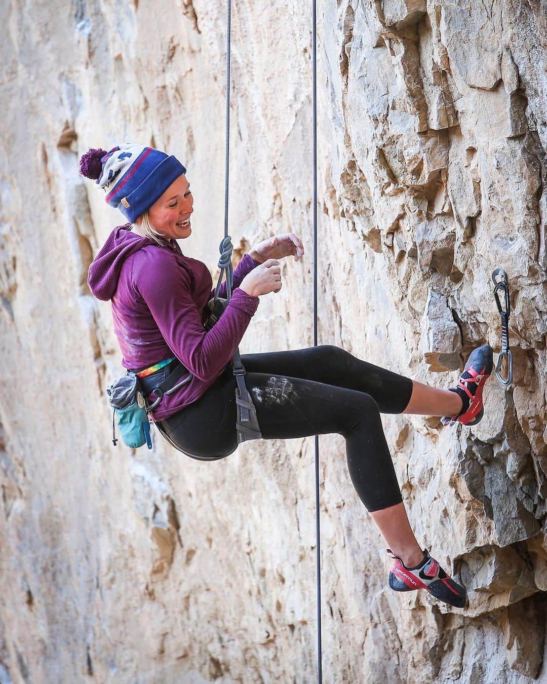 アレックス・オノルドさんのインスタグラム写真 - (アレックス・オノルドInstagram)「A round up of photos taken by @sonnietrotter when he joined @sannimccandless and me for a day of sport climbing a few weeks ago. He was on an “active rest day” so he mostly just came to hang out. But of course he flashed a few 5.12+s while he was there, just to use his fingers a bit and sample some new rock… a good reminder why he’s one of Canada’s most talented climbers. Fun day out with an old friend.」3月9日 1時40分 - alexhonnold