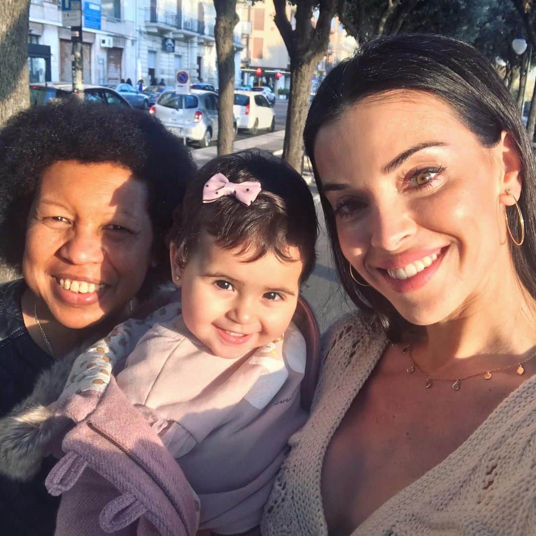 フェルナンド・ティッソーネのインスタグラム：「Feliz día para las tres mujeres más importantes de mi vida… LAS AMO ❤️!!」
