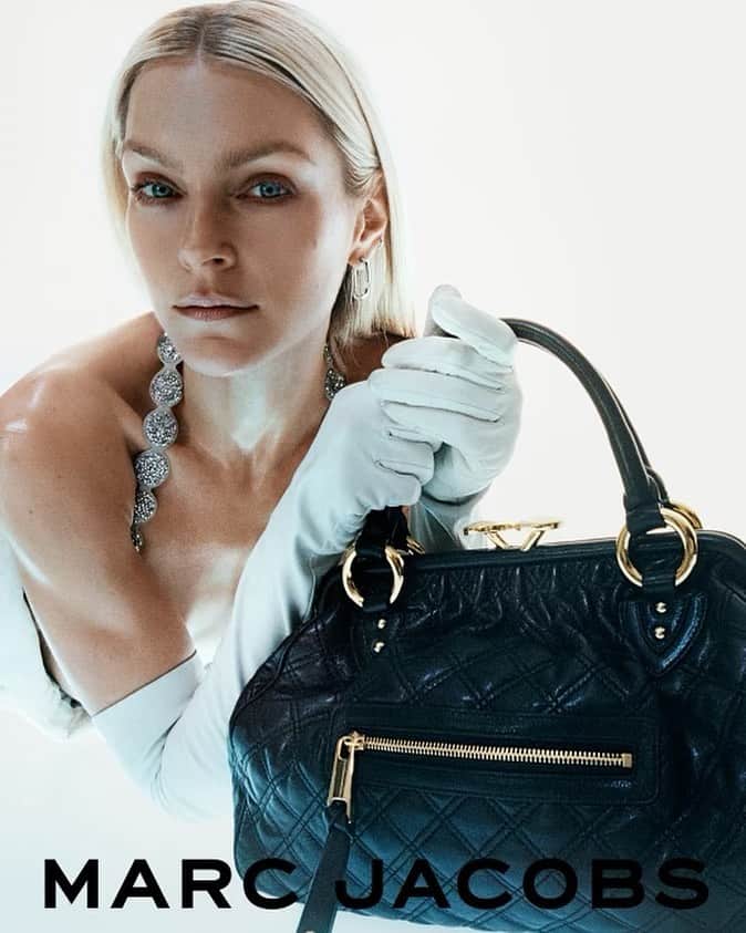 ジェシカ・スタムのインスタグラム：「Marc Jacobs 2023 campaign reintroducing the Stam bag 👛💋」