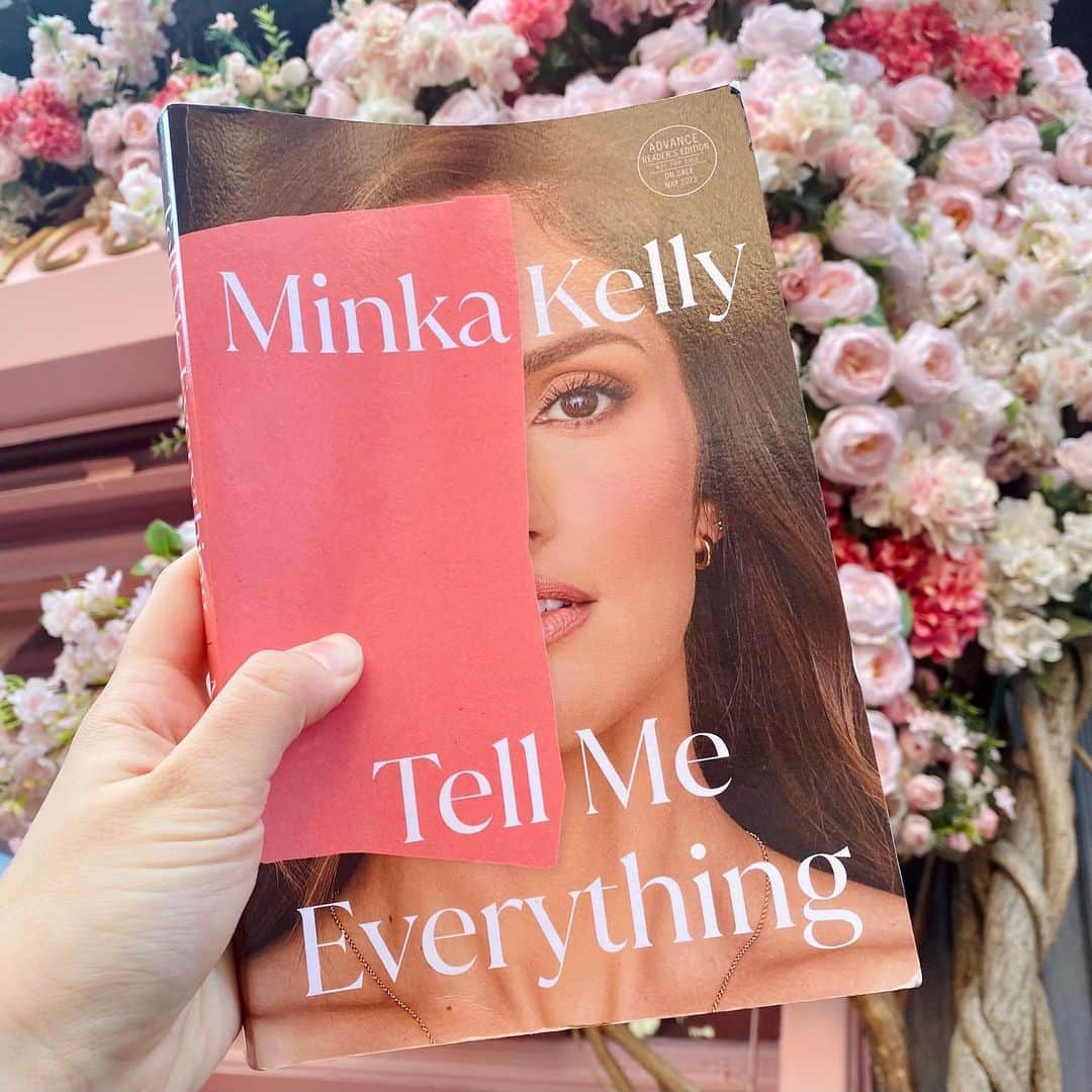 ミンカ・ケリーのインスタグラム：「Attention memoir fans! The ✨PREORDER SWEEPSTAKES✨ for @minkakelly's powerful story, #TellMeEverything, is open for entry! Preorder a copy of what @gabunion calls a “timely, urgent portrait of working-class American women" and enter for a chance to win Minka's essentials:   💤 A cozy @barefootdreams blanket 💎A personalized necklace from @able  🍬A package of @redvinescandy  📚A signed copy of the book  Visit the link in our bio to enter!」