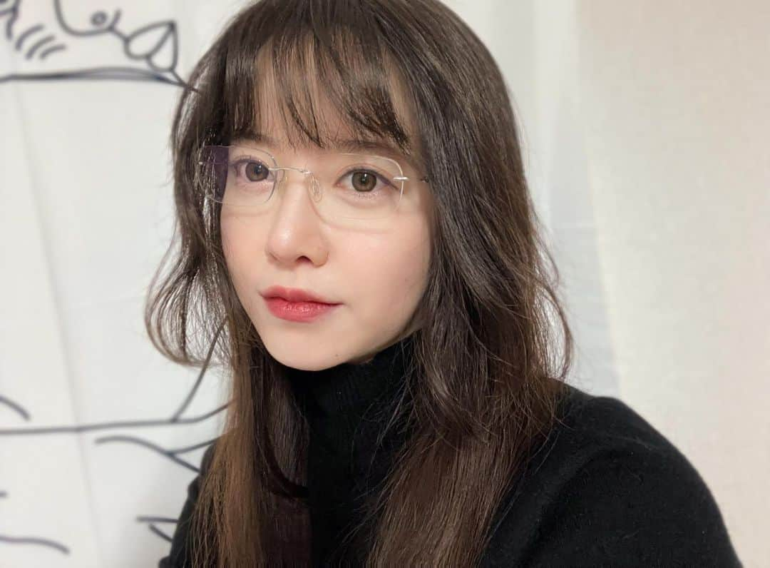 ク・へソンのインスタグラム：「방송 재밌게 보셨나요? 저는 편집하느라 밤샘하고 있는데요. 아침 일찍 수업이 있어서 조금 자려고요...zzZ 아참! 안경을 바꿨어요! ㅎ___ㅎ;;;(최애 아이템♥️)」