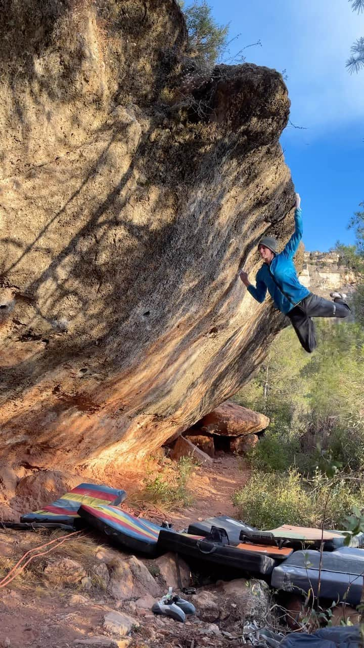 デイブ・グラハムのインスタグラム：「Yelo [8B] FA ⚔️ I climbed this boulder a couple months ago and it’s an absolute gem 💎 A perfect comp wall composed of the best rock Siurana has to offer, with 6 grips for the hands, two extra foot holds, and perfect angle of 45 degrees; it doesn’t really get more pure than this 🔥 A series of gnarly pocket moves culminating in an epic jump to the lip, followed by a perfect mantle 🔥This rig might be my favorite limestone boulder I have ever climbed 🤯 I’m a bit unsure about the grade, it suits me super well, so it can potentially be harder, and the size of ones fingers can change the difficulty I assume, considering the crux revolves around a very shallow two finger pocket for myself, the larger your fingers are eventually this becomes a mono 😅😬 It took me three sessions to put together, and the day I sent it was a spectacular winter-weather day with a frigid north wind, perfect conditions for a south facing wall which has sun all day 🙌🏻 The video doesn’t really do the wall justice as it’s actually quite tall, but the evening winter light sure does capture the color of this beautiful rock 😵‍💫 Thanks @alizee_dufraisse and @esteban.ele.eme for the support 😘 Can’t wait to find more lines like this one in the future, cuz they are definitely out there 😳 @adidasterrex @fiveten_official @petzl_official @frictionlabs @tensionclimbing @sendclimbing」