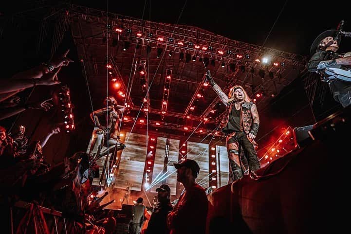 ヴィンス・ニールのインスタグラム：「Brazil 🇧🇷 Thank You 🙌🙌🙌🙌 That was awesome …  #motleycrue #TheWorldTour  @thevinceneil @nikkisixxpixx @tommylee @john5official   📸 : @samshapiromedia」