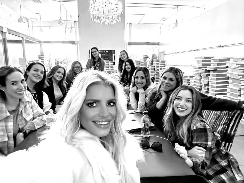 ジェシカ・シンプソンのインスタグラム：「Powerful things coming in 2023! Meeting with my @jessicasimpsonstyle ladies on #internationalwomensday talkin’ about what’s next for the brand. What excitin’ things do y’all want us to add to the Collection this year?   “Strong women fight with grace in their heart, kindness in their voice, and love in their souls”」