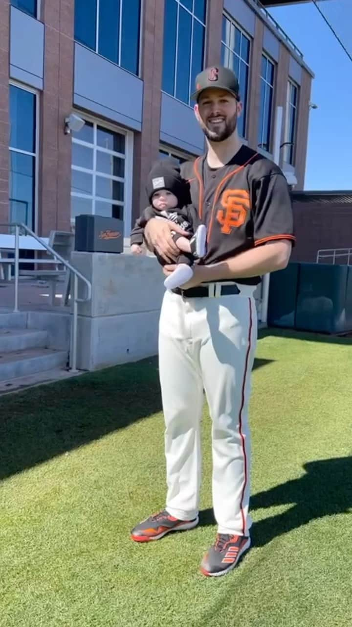 アレックス・ウッドのインスタグラム：「Asa’s first spring training game! Glad I threw well so he’s allowed back lol. #ST2023 #Giants」