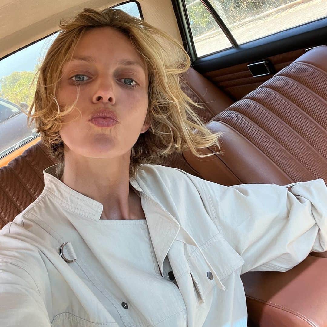 アニヤ・ルービックのインスタグラム：「Happy International Women’s day!   Dziewczyny! Wspierajmy się dzisiaj i każdego dnia w roku!   Jestem niesamowicie wdzięczna, że w moim życiu poznałam tak wiele wspaniałych kobiet, które czynią mnie silniejszą, odważniejszą, inspirują mnie, a gdy trzeba, sprowadzają na ziemię.  I am so grateful to have the most incredible women in my life! I learn from them, they make me stronger, braver, they inspire me, and sometimes they course correct me:)  Let’s support each other today and every day of the year!  #internationalwomensday #women #dzienkobiet #dzieńkobiet」