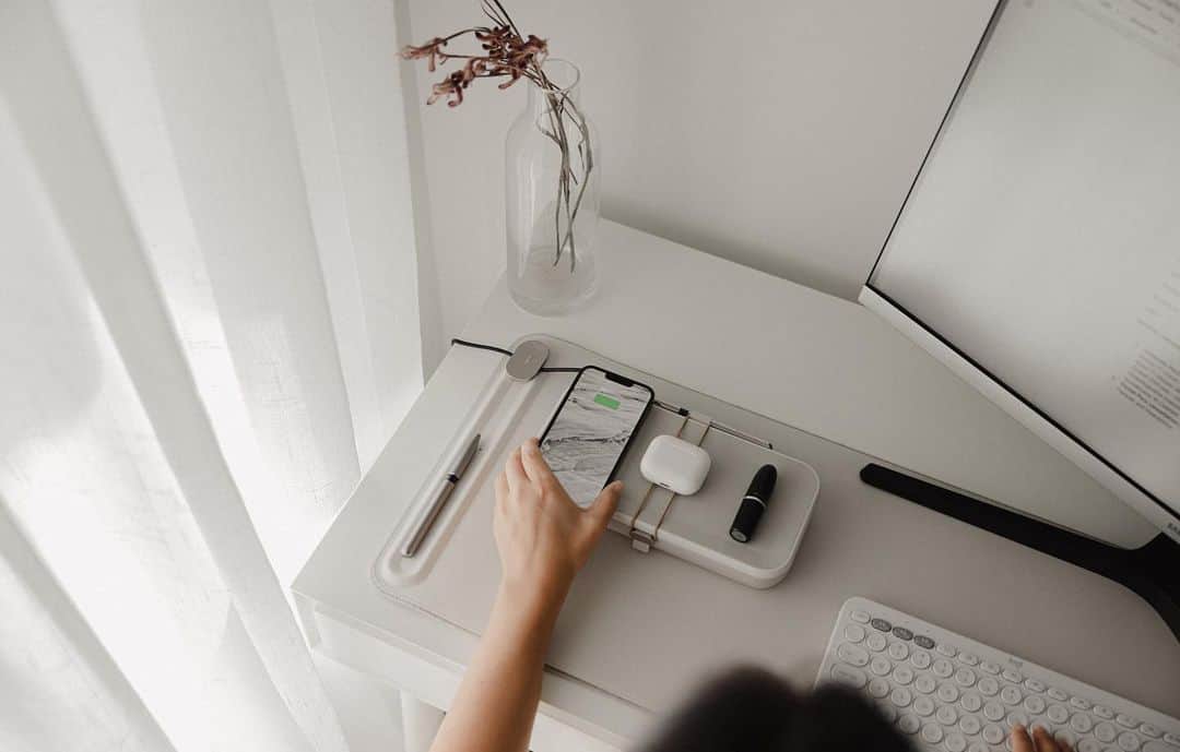 近藤麻理恵のインスタグラム：「The new @konmari.co x @orbitkey Nest is the perfect tool to declutter and stay organized, wherever you are. Click the link in my bio to get this limited edition collaboration that will comfortably store all of your daily essentials, making tidying easier!」