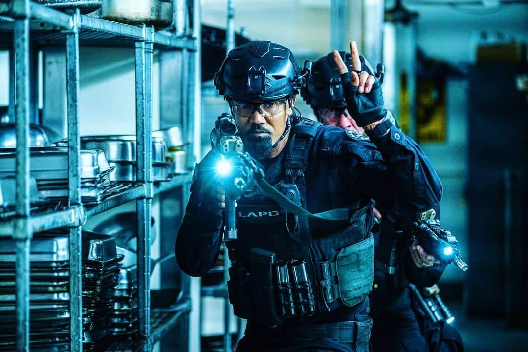 シェマー・ムーアさんのインスタグラム写真 - (シェマー・ムーアInstagram)「Give me two! Give me two…. more days until an all new @swatcbs 👊🏽🔥💣」3月9日 8時42分 - shemarfmoore