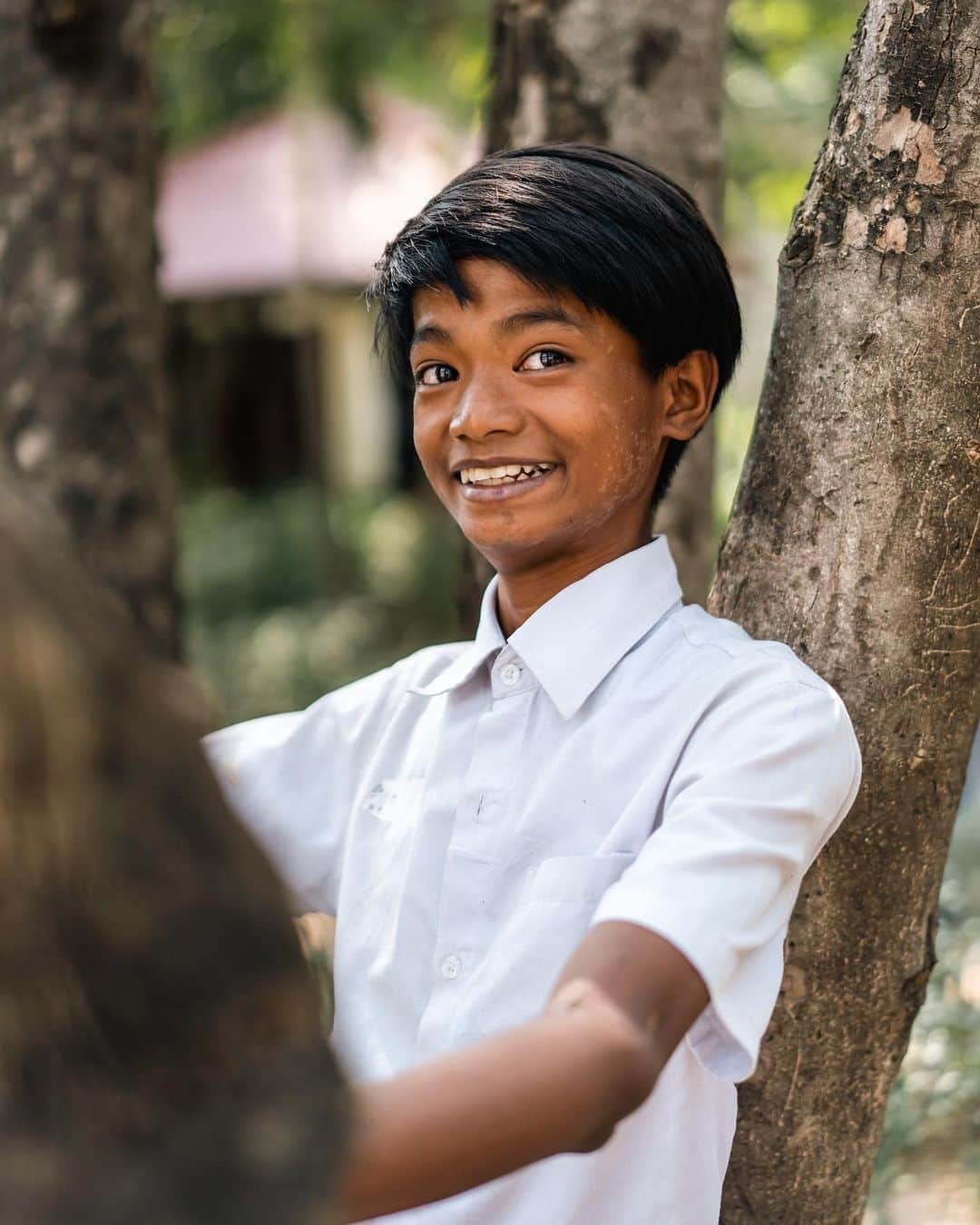 VuTheara Khamさんのインスタグラム写真 - (VuTheara KhamInstagram)「For a Child’s Smile / Pour Un Sourire d’Enfant, Phnom Penh, Cambodia, 2023 🚸🇰🇭 . I discovered this NGO more than 20 years ago in Normandy when I was in high school at the boarding school. I met the founders, Christian and Marie-France des Pallieres, in Granville during a screening of their tour of France in a van in 2001, and I remember this documentary which made me very aware of how lucky I was to be in France, and having exchanged with Christian about my parents who settled in Cherbourg when they arrived in France. Unfortunately Christian passed away in 2016 in Phnom Penh, and I have also been a donor since 2011. When PSE asked me at the end of 2022 if I would be interested in doing a photo documentary as part of an exhibition, immediately agreed. I dedicate this series to Christian, to the women and children of the world. . @pse_france @pse_cambodia #christiandespallieres #ngo #internationalwomensday #children #woman #cambodia #phnompenh」3月9日 3時22分 - vutheara