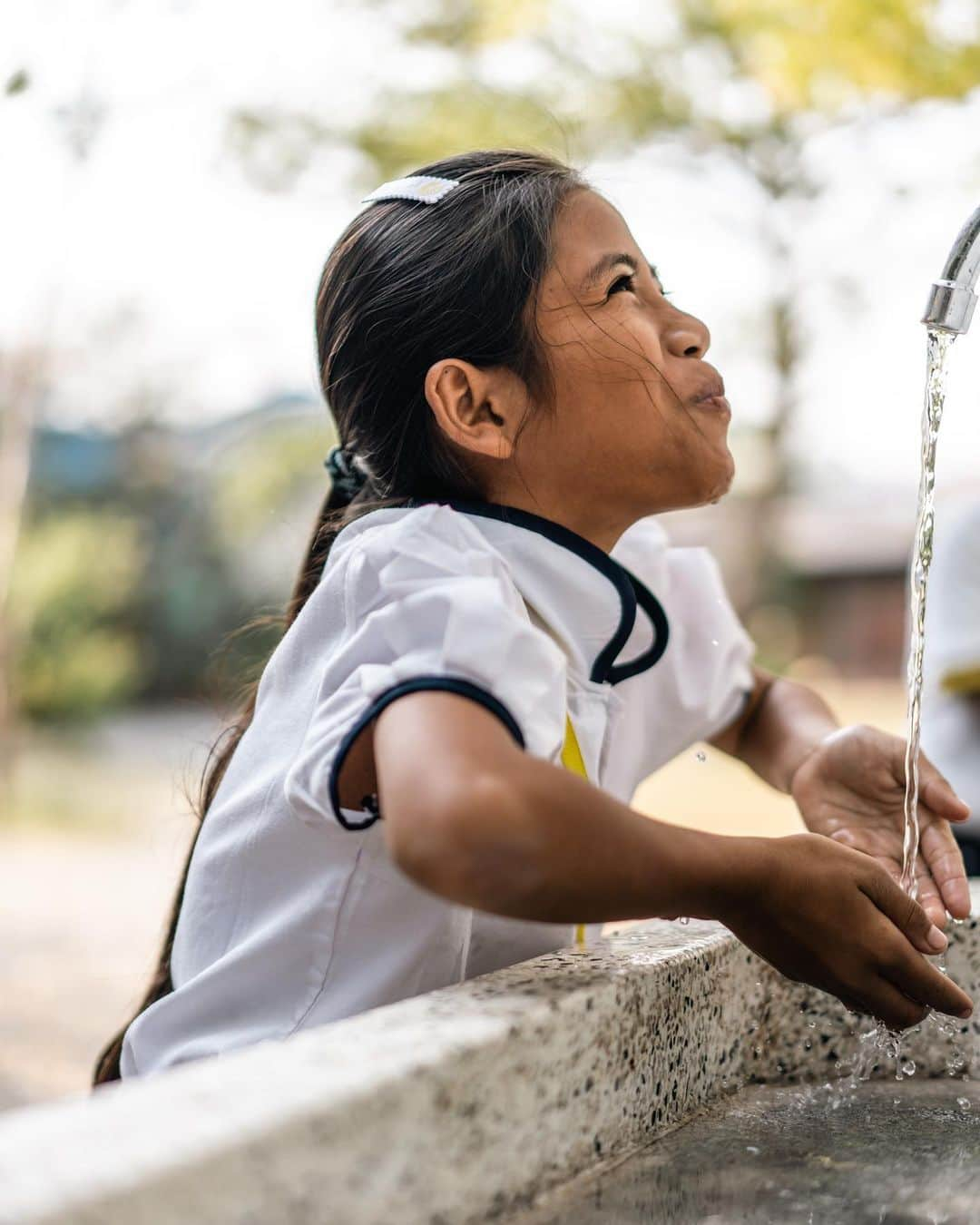 VuTheara Khamさんのインスタグラム写真 - (VuTheara KhamInstagram)「For a Child’s Smile / Pour Un Sourire d’Enfant, Phnom Penh, Cambodia, 2023 🚸🇰🇭 . I discovered this NGO more than 20 years ago in Normandy when I was in high school at the boarding school. I met the founders, Christian and Marie-France des Pallieres, in Granville during a screening of their tour of France in a van in 2001, and I remember this documentary which made me very aware of how lucky I was to be in France, and having exchanged with Christian about my parents who settled in Cherbourg when they arrived in France. Unfortunately Christian passed away in 2016 in Phnom Penh, and I have also been a donor since 2011. When PSE asked me at the end of 2022 if I would be interested in doing a photo documentary as part of an exhibition, immediately agreed. I dedicate this series to Christian, to the women and children of the world. . @pse_france @pse_cambodia #christiandespallieres #ngo #internationalwomensday #children #woman #cambodia #phnompenh」3月9日 3時22分 - vutheara