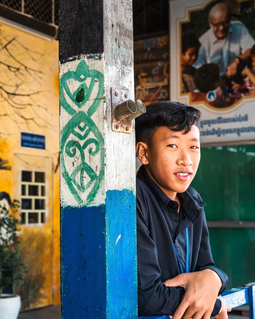 VuTheara Khamさんのインスタグラム写真 - (VuTheara KhamInstagram)「For a Child’s Smile / Pour Un Sourire d’Enfant, Phnom Penh, Cambodia, 2023 🚸🇰🇭 . I discovered this NGO more than 20 years ago in Normandy when I was in high school at the boarding school. I met the founders, Christian and Marie-France des Pallieres, in Granville during a screening of their tour of France in a van in 2001, and I remember this documentary which made me very aware of how lucky I was to be in France, and having exchanged with Christian about my parents who settled in Cherbourg when they arrived in France. Unfortunately Christian passed away in 2016 in Phnom Penh, and I have also been a donor since 2011. When PSE asked me at the end of 2022 if I would be interested in doing a photo documentary as part of an exhibition, immediately agreed. I dedicate this series to Christian, to the women and children of the world. . @pse_france @pse_cambodia #christiandespallieres #ngo #internationalwomensday #children #woman #cambodia #phnompenh」3月9日 3時22分 - vutheara