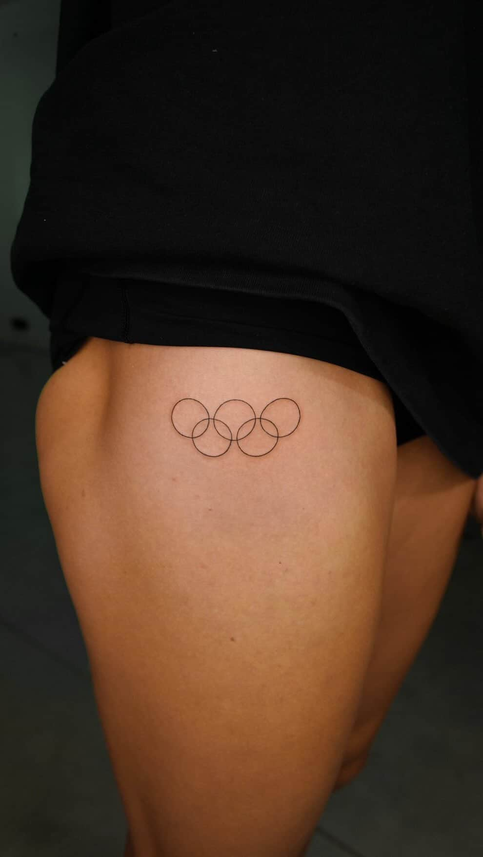 ハンネ・クレスのインスタグラム：「Once an Olympian.. always an Olympian 🔥♾️   Thanks @minustattoo 🖋️ 🖤   #olympicrings #tattoo #minustattoo」