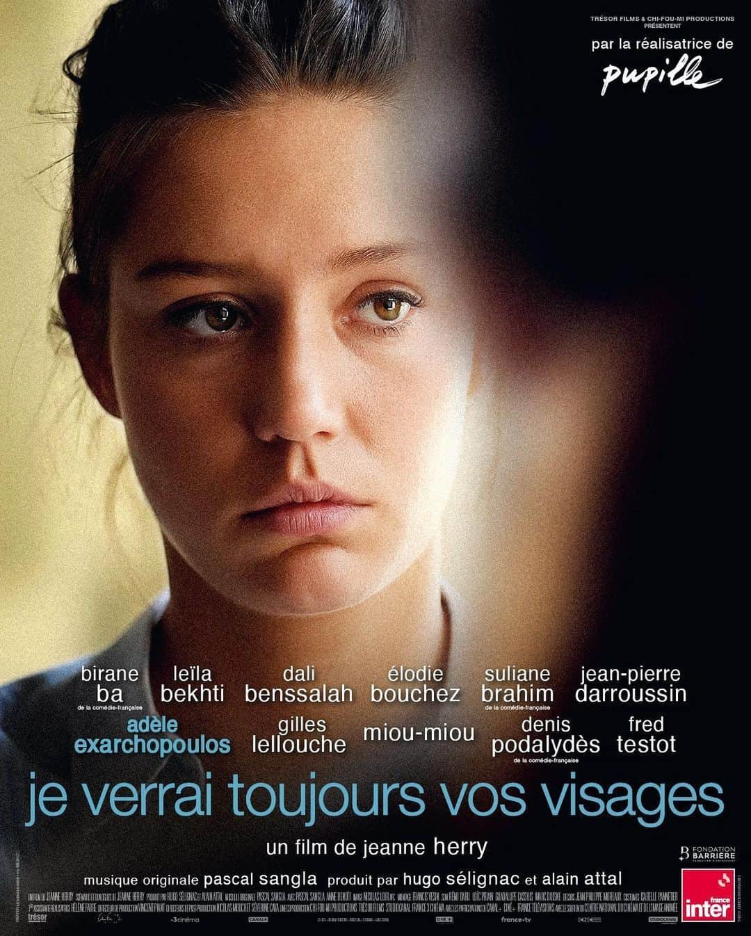 アデル・エグザルホプロスのインスタグラム：「JE VERRAI TOUJOURS VOS VISAGES  DE JEANNE HERRY LE 29 MARS AU CINÉMA 🤍  Depuis 2014, en France, la Justice Restaurative propose à des personnes victimes et auteurs d’infraction de dialoguer dans des dispositifs sécurisés, encadrés par des professionnels et des bénévoles comme Judith, Fanny ou Michel. Nassim, Issa, et Thomas, condamnés pour vols avec violence, Grégoire, Nawelle et Sabine, victimes de homejacking, de braquages et de vol à l'arraché, mais aussi Chloé, victime de viols incestueux, s’engagent tous dans des mesures de Justice Restaurative. Sur leur parcours, il y a de la colère et de l’espoir, des silences et des mots, des alliances et des déchirements, des prises de conscience et de la conﬁance retrouvée… Et au bout du chemin, parfois, la réparation...」