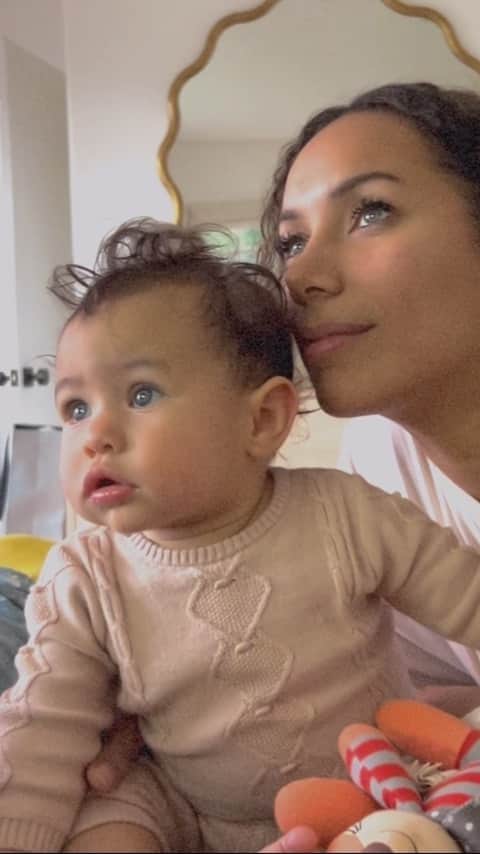 レオナ・ルイスのインスタグラム：「Sending love to all the mamas, daughters, sisters, aunties & the villages of women that help raise us all ❤️ Happy international women’s day x」