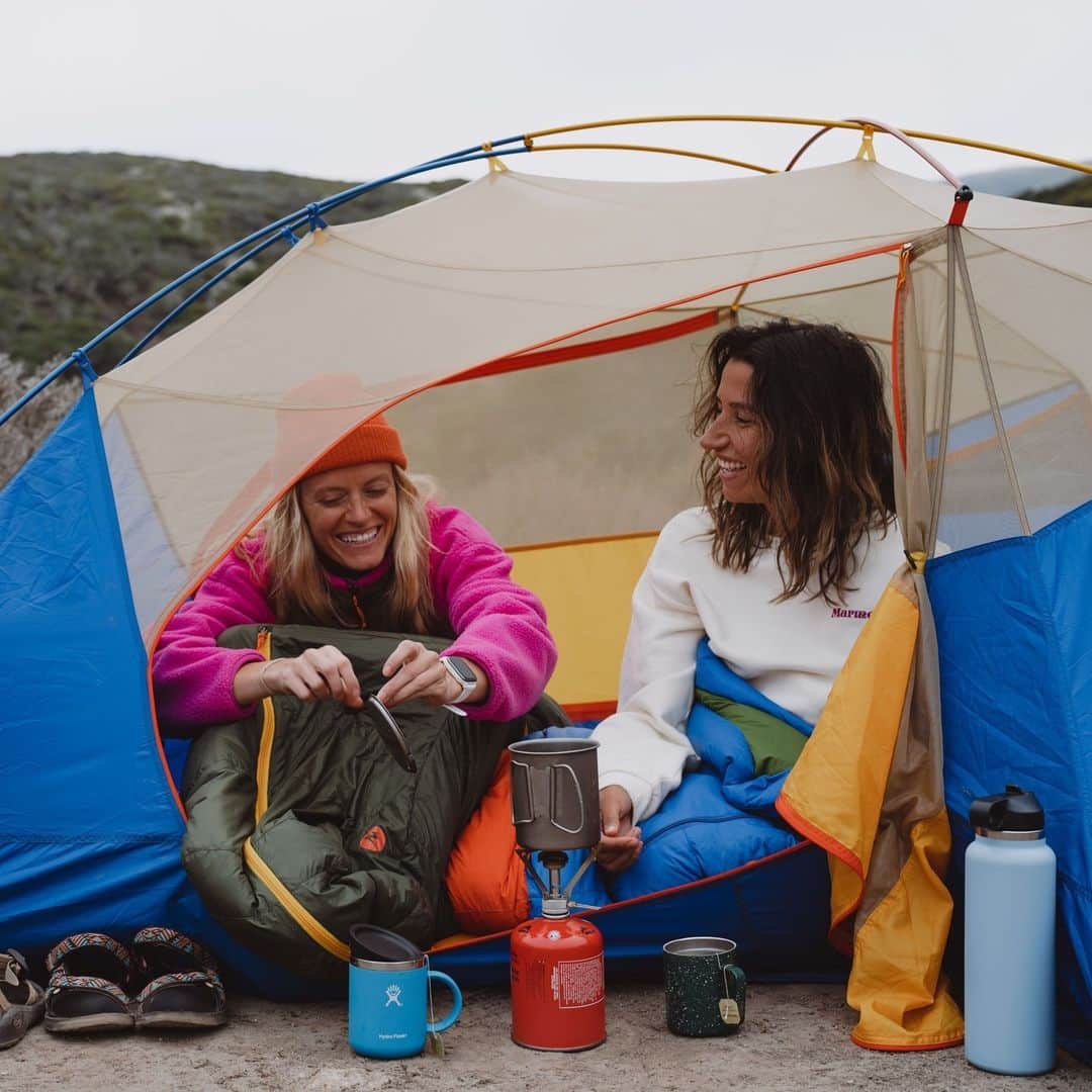 のインスタグラム：「Cheers to all the trail blazing, boundary pushing, mountain climbing, powder bombing women getting after it today, and every day. This one’s for you.  #Marmot」
