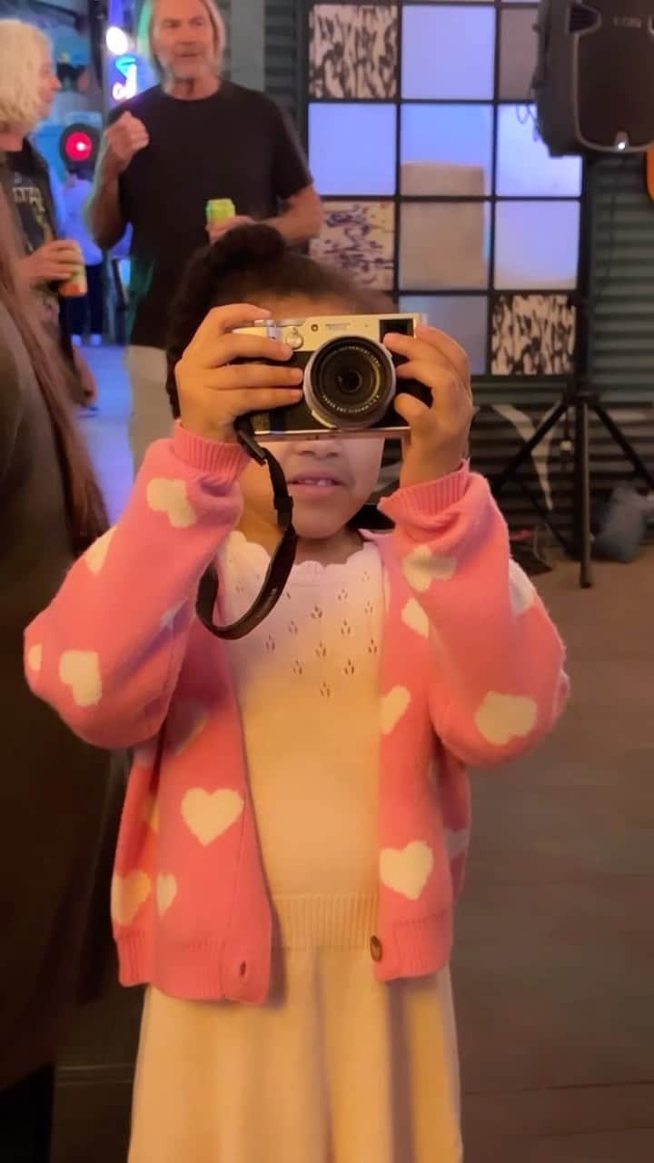 キーガン・アレンのインスタグラム：「Handed @jlpierre daughter a camera for the wrap party last night and it was really really sweet. I think she found her calling !」