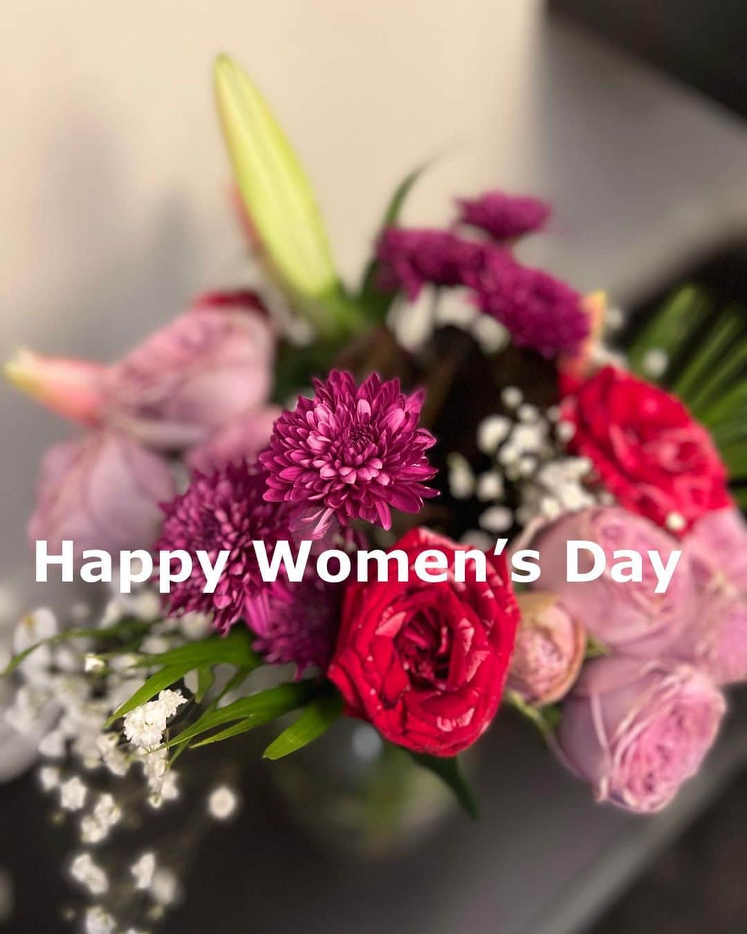 前田阿希子さんのインスタグラム写真 - (前田阿希子Instagram)「Happy Women’s Day!!🌼*･  日本にいた頃はあまりこの日を意識したことがなかったのですが、 今日はいろんなところで『Happy women’s day!』と声をかけられ、 女性同士でも声を掛け合い、 なんだか気持ちのいい1日でした😊  そんな今日、 ほぼ毎日買い物に行くスーパーに行くと、 『今日は女性のための日だからいつも来てくれるあなたに！』と なんとお花をもらい、プチインタビューを受けました🤩  うちの双子たちにもいつもよくしてくださり、遊んでくださり、フルーツの味見（…というより、もはやオヤツの時間）までさせてくれるご近所のスーパー・カルフール。 食材デリバリーをする人が多いドバイですが、こんな温かさに触れたくて私はもっぱらスーパー派。 周囲に生かされているなぁ…と日々感謝です🥰   #happywomensday   #carrefour    #Dubai #dubailife   #久々投稿になってしまいました  #お昼間になんだかバタバタ忙しく  #子どもと寝落ちしているだけで  #めっちゃ元気に生きています😆」3月9日 4時11分 - akiko_1206