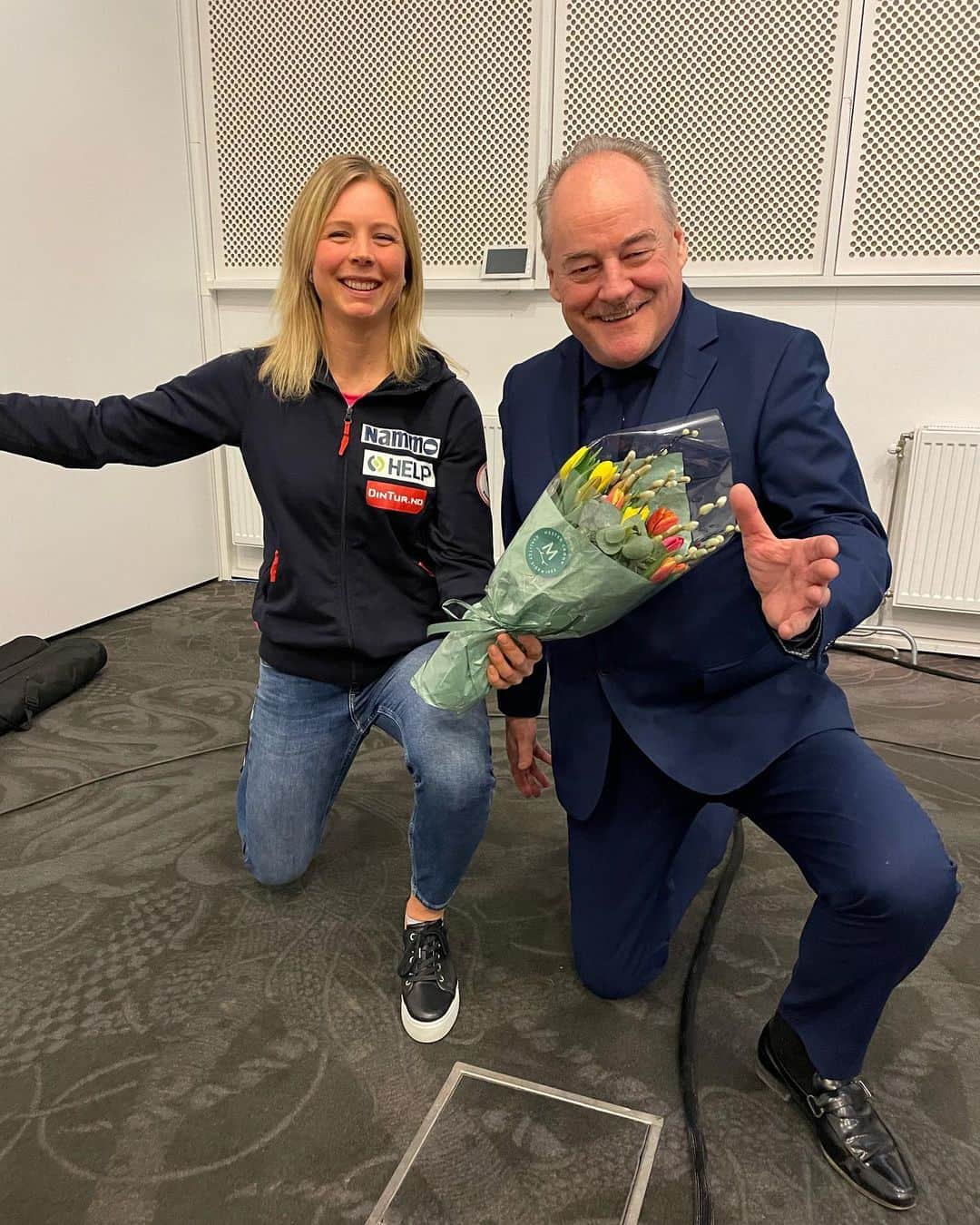 マーレン・ルンビのインスタグラム：「Idag har vi feiret kvinnedagen med å telle ned til tidenes første hopprenn for kvinner i Vikersund🎉🤩 Om noen hadde sagt til meg at jeg skulle sette telemarknedslag og overrekke blomster til Eldar Vågan samtidig hadde jeg aldri trodd deg. Men der tok jeg feil😊 #findag」