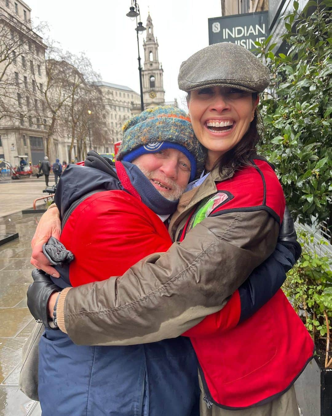 メラニー・サイクスのインスタグラム：「It's Vendor week @bigissueuk 😁This is me and Kelvin down near Somerset house in London earlier today. It was fantastic to be involved in celebrating the mag and those that sell it. It was not easy to get people to buy a copy especially in that filthy weather but we did! it was interesting to experience being a vendor and how difficult it can be. The mag this week focuses on the vendors and ex vendors cultural inspirations and how selling the big issue has helped them. It's a great read. join in Vendor Week by buying a mag from your local seller. Just do it! 🙌🏻✨ #vendorweek #thebigissue  #BigIssue   #Homelessness #Housing  #CostofLiving」